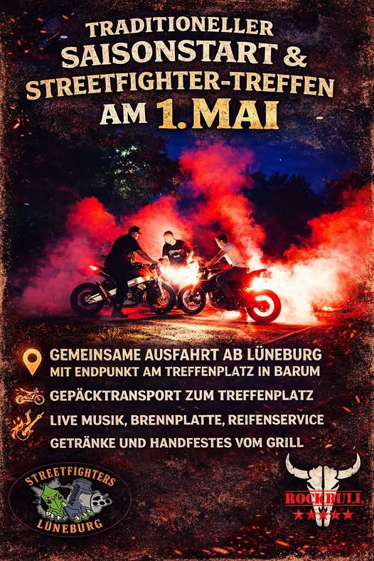 Publikum mit erhobenen Händen vor Bühne