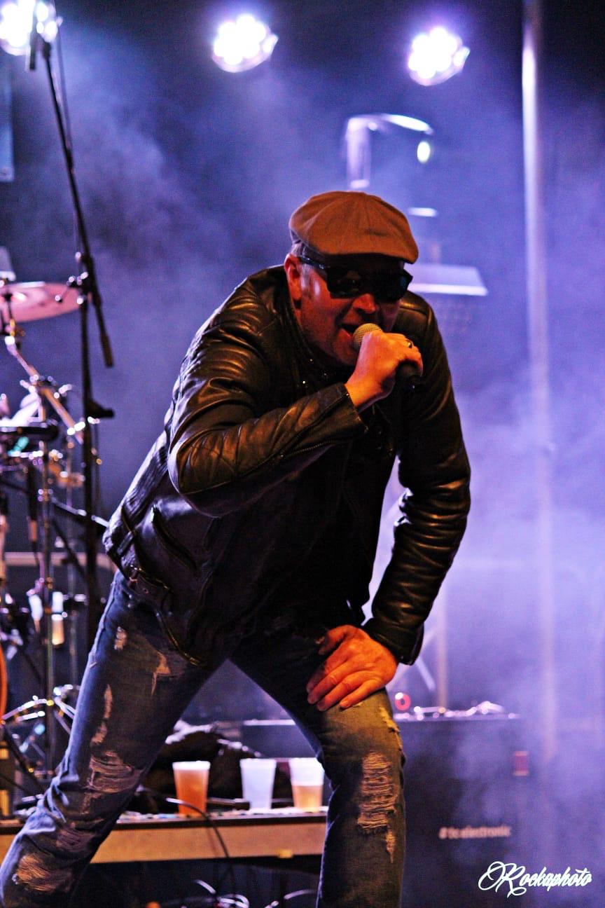 Rocksänger mit Mikro auf Bühne