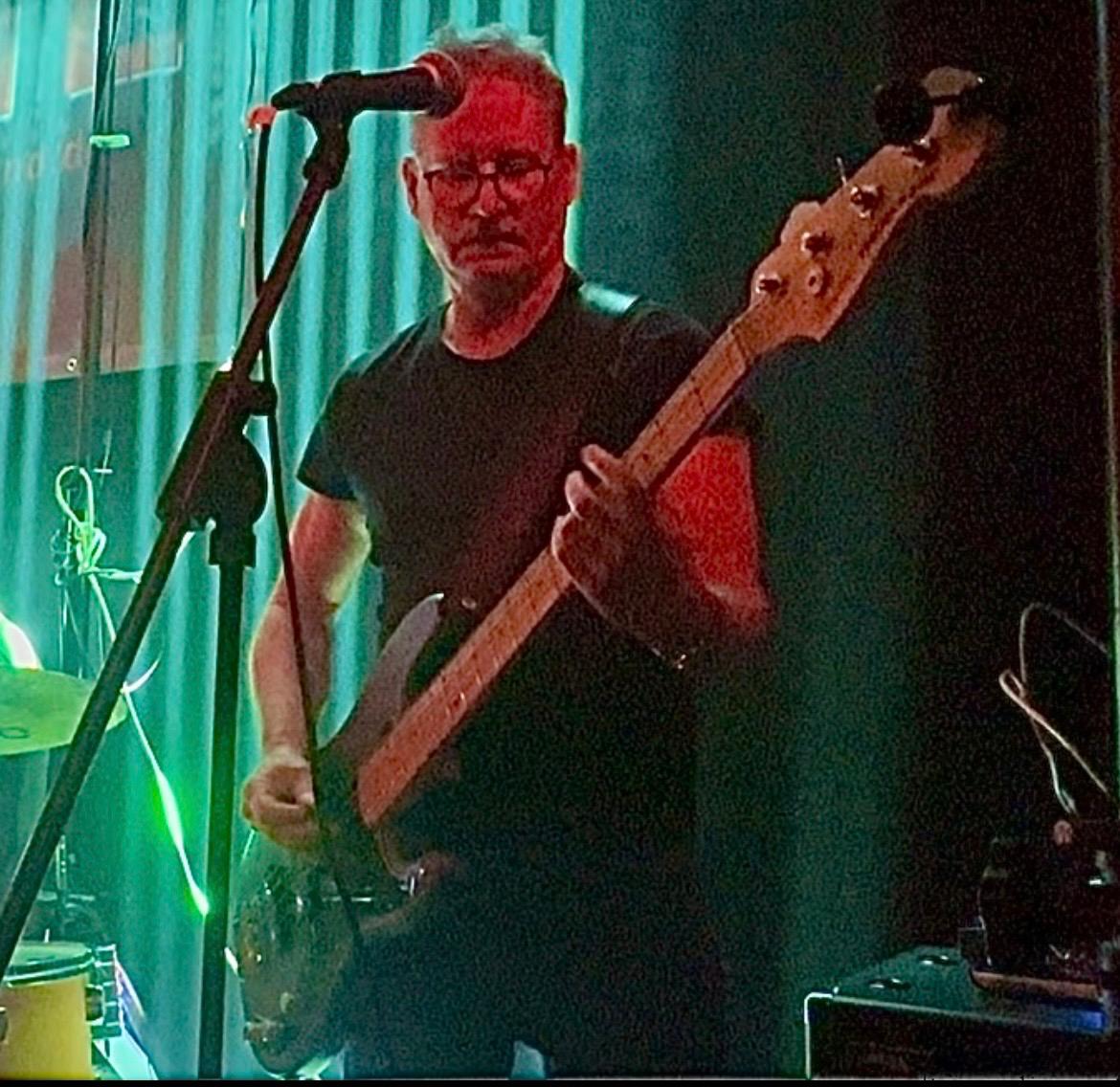 Bassist auf der Bühne